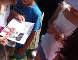 Enfants lisant un message du jeu Alice au pays des merveilles